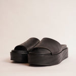 画像をギャラリービューアに読み込む, KARL LAGERFELD PARIS カールラガーフェルド ブラック レザー パーフォレーテッド ロゴ サンダル BLACK LEATHER PERFORATED LOGO SANDALS WOMEN