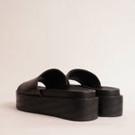 画像をギャラリービューアに読み込む, KARL LAGERFELD PARIS カールラガーフェルド ブラック レザー パーフォレーテッド ロゴ サンダル BLACK LEATHER PERFORATED LOGO SANDALS WOMEN