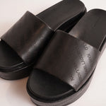 画像をギャラリービューアに読み込む, KARL LAGERFELD PARIS カールラガーフェルド ブラック レザー パーフォレーテッド ロゴ サンダル BLACK LEATHER PERFORATED LOGO SANDALS WOMEN