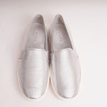 画像をギャラリービューアに読み込む, ビンス ヴィンス シルバー パンチングレザー スリッポン スニーカー VINCE PERFORATED SILVER LEATHER SLIP-ON SNEAKERS WOMENS