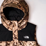 画像をギャラリービューアに読み込む, ノースフェイス ベージュ迷彩柄×ブラック フード付き 550フィル ダウンベスト THE NORTH FACE BEIGE CAMOUFLAGE BLACK BALHAM 550 DOWN VEST USA WOMENS