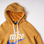 画像をギャラリービューアに読み込む, ナイキ 筆記体NIKE ロゴプリント マスタード プルオーバー ルーズフィット フーディ パーカー MUSTARD LOGO PRINT HOODIE LOOSE FIT