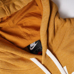 画像をギャラリービューアに読み込む, ナイキ 筆記体NIKE ロゴプリント マスタード プルオーバー ルーズフィット フーディ パーカー MUSTARD LOGO PRINT HOODIE LOOSE FIT