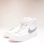 画像をギャラリービューアに読み込む, ナイキ ブレーザー ミドルカット'77 ホワイトレザーシルバースウッシュ ブレイザー NIKE BLAZER MID ‘77 MIDDLE CUT WHITE LEATHER SNEAKERS WOMENS