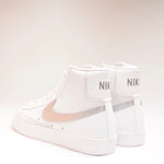 画像をギャラリービューアに読み込む, ナイキ ブレーザー ミドルカット'77 ホワイトレザーシルバースウッシュ ブレイザー NIKE BLAZER MID ‘77 MIDDLE CUT WHITE LEATHER SNEAKERS WOMENS