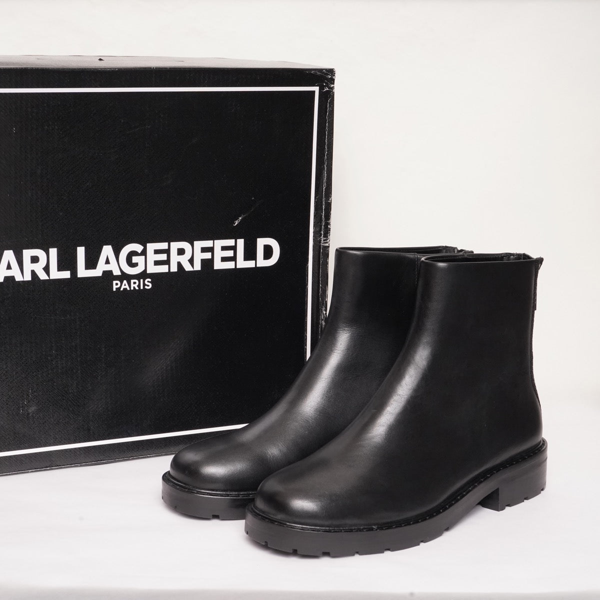 KARL LAGERFELD PARIS カールラガーフェルド ブラック バックジップ ロゴ ブーティ ショートブーツ BLACK BACK-ZIP LOGO BOOTIE WOMEN