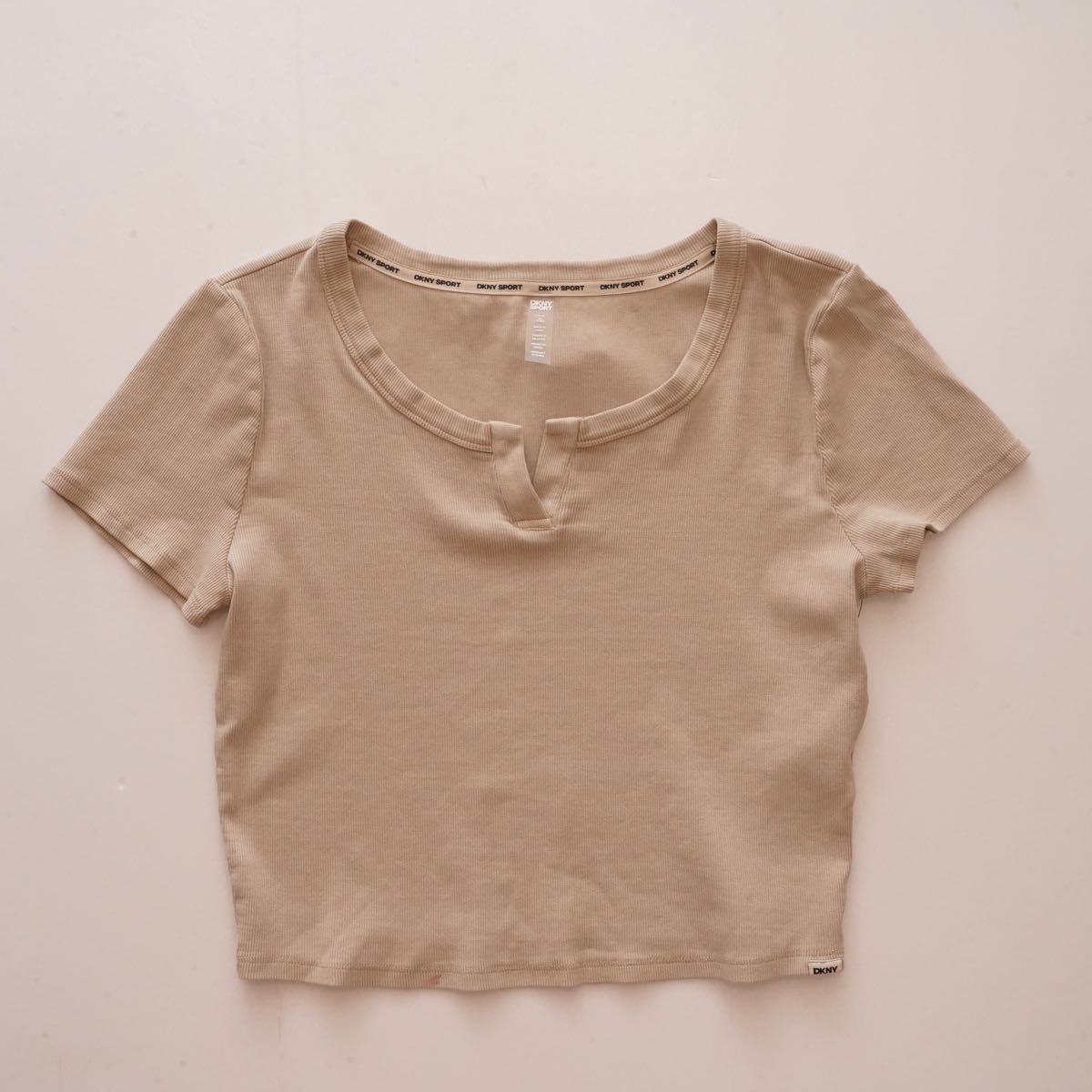 【WOMEN】DKNY ノッチネックリブカットソー