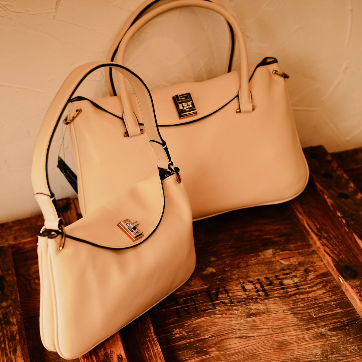 【WOMEN】KARL LAGERFELD PARIS レザー ハンドバッグ M & L