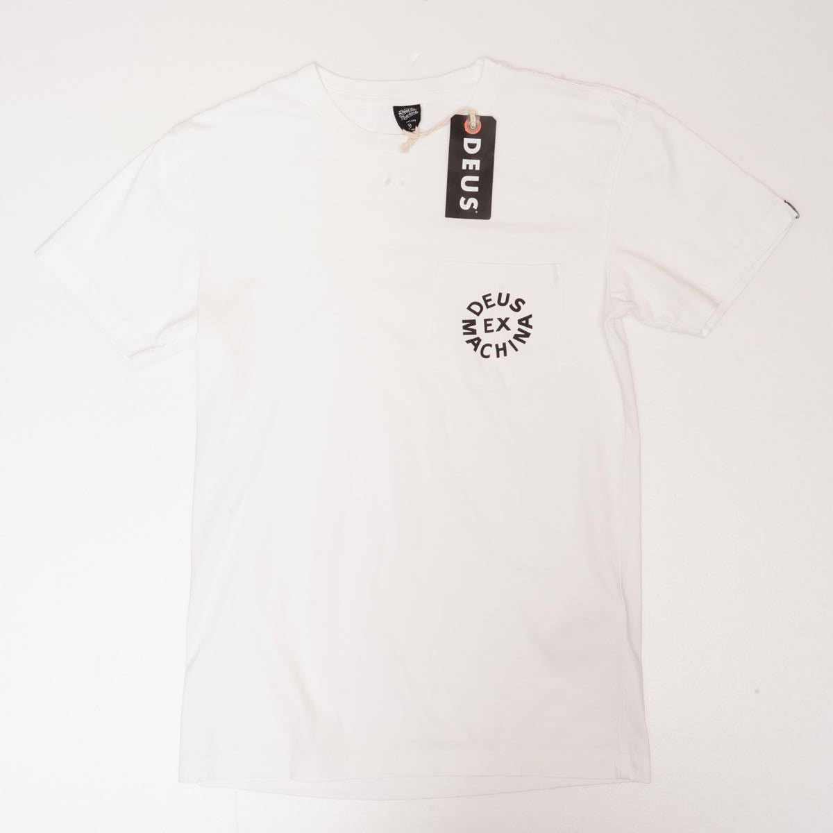 DEUS EX MACHINA デウスエクスマキナ ホワイト サークルロゴ プリント ポケットTシャツ WHITE POCKET CIRCLE LOGO TEE