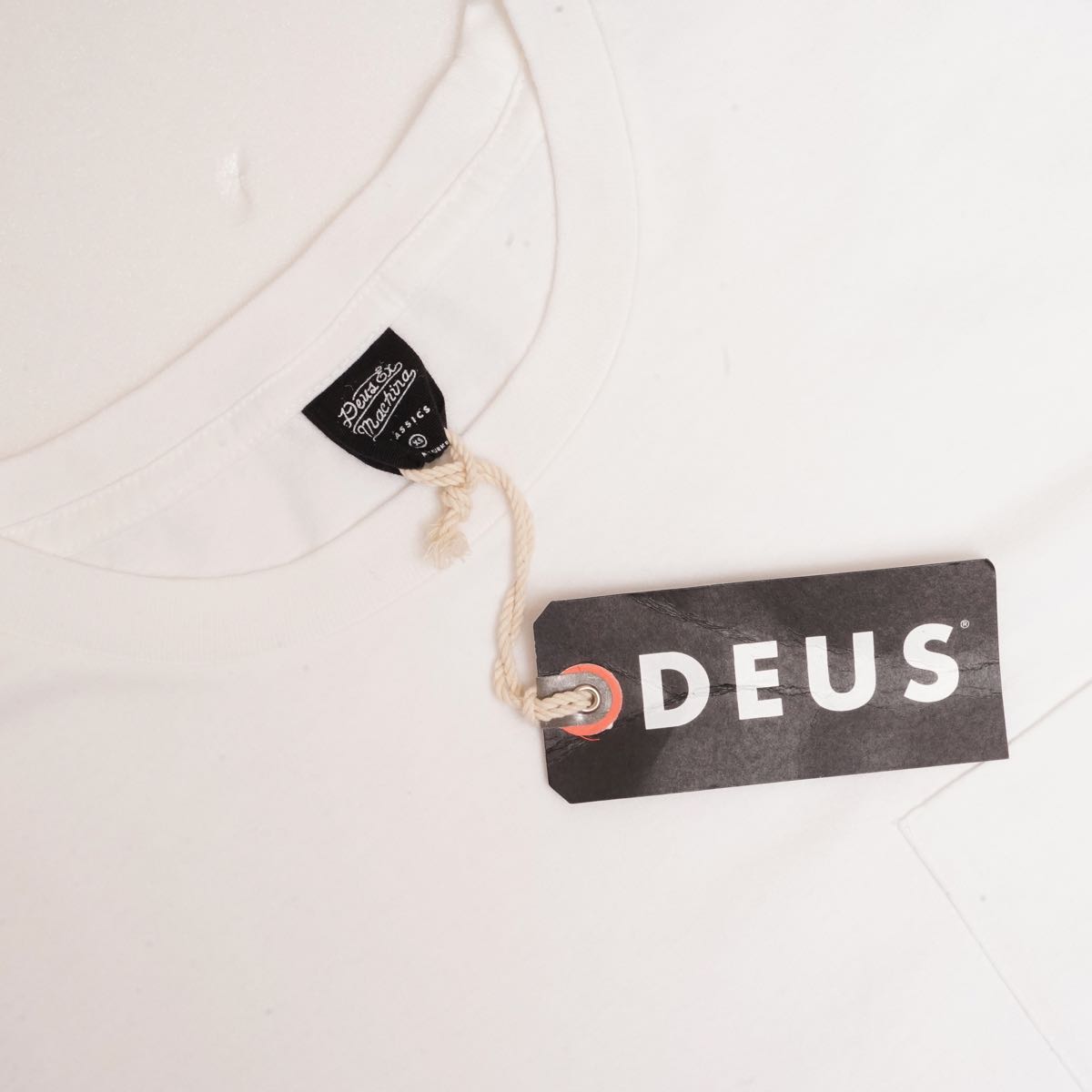 DEUS EX MACHINA デウスエクスマキナ ホワイト サークルロゴ プリント ポケットTシャツ WHITE POCKET CIRCLE LOGO TEE