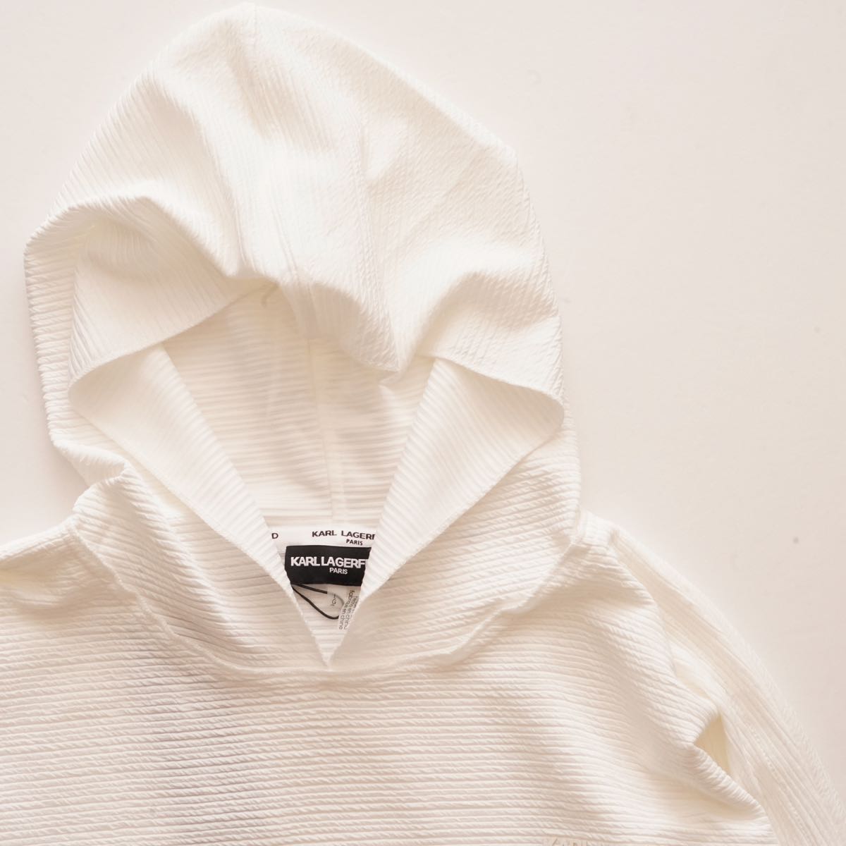 KARL LAGERFELD PARIS カールラガーフェルド ホワイト プリーツ リラックスフィット フーディ WHITE PLEATS RELAXED HOODIE WOMEN