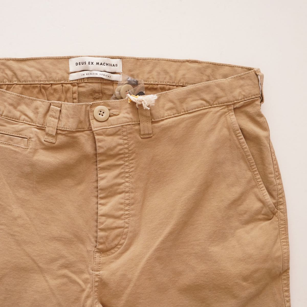 DEUS EX MACHINA デウスエクスマキナ カーキ ベージュ コットン チノショーツ KHAKI BEIGE COTTON CHINO SHORTS MEN