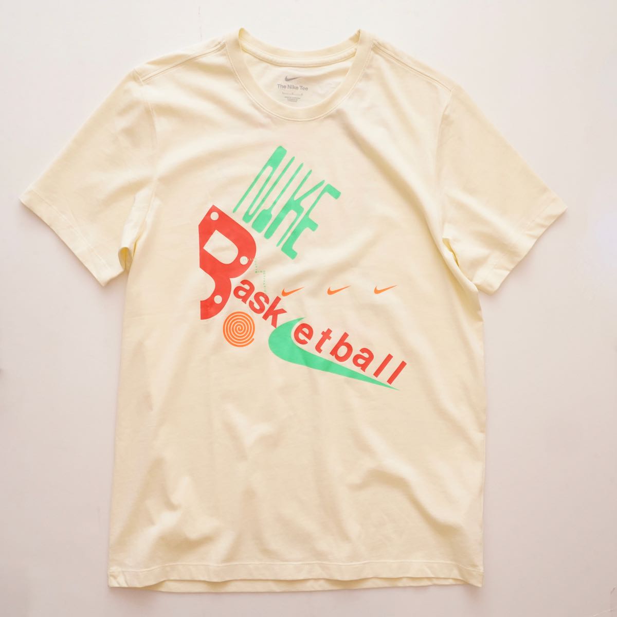 ナイキ クリームイエロー バスケットボール プリントTシャツ NIKE BASKETBALL TEE THE NIKE TEE