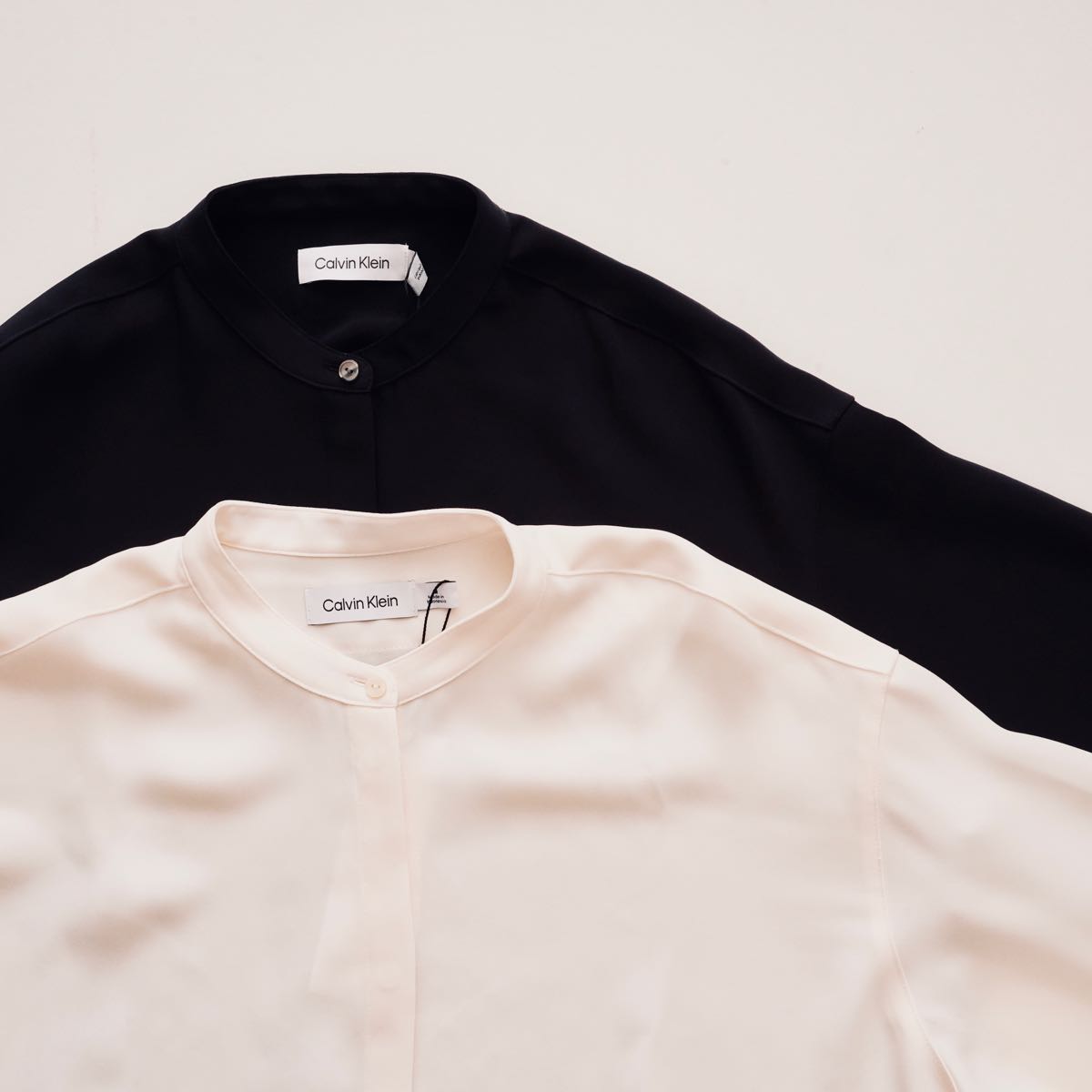 CK カルバンクライン オフホワイト ノーカラー 比翼デザイン シャツ リラックスフィットブラウス CALVIN KLEIN OFF WHITE RELAXFIT SHIRT WOMENS