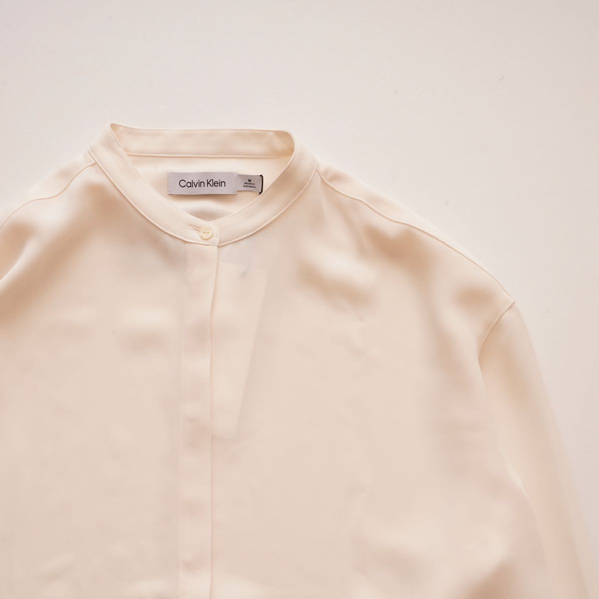 CK カルバンクライン オフホワイト ノーカラー 比翼デザイン シャツ リラックスフィットブラウス CALVIN KLEIN OFF WHITE RELAXFIT SHIRT WOMENS