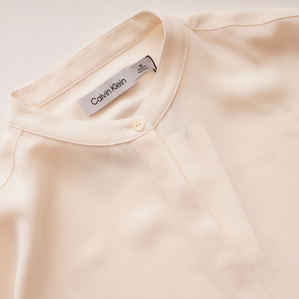 CK カルバンクライン オフホワイト ノーカラー 比翼デザイン シャツ リラックスフィットブラウス CALVIN KLEIN OFF WHITE RELAXFIT SHIRT WOMENS