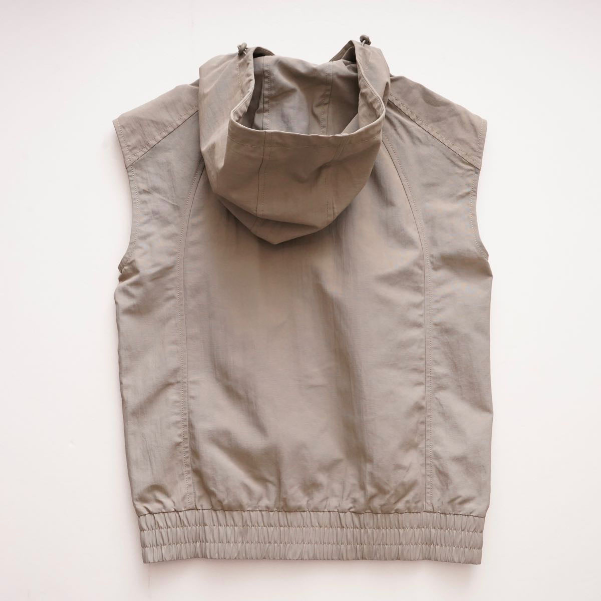 oak + fort オークアンドフォート ベージュ ナイロン フーディベスト BEIGE NYLON HOODIE VEST