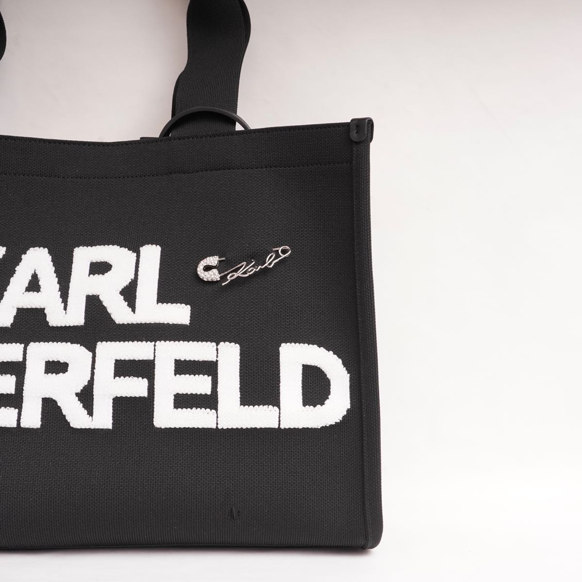 KARL LAGERFELD PARIS カールラガーフェルド ブラック ポーチ付き ロゴトートバッグ BLACK LOGO TOTE BAG WITH POUCH