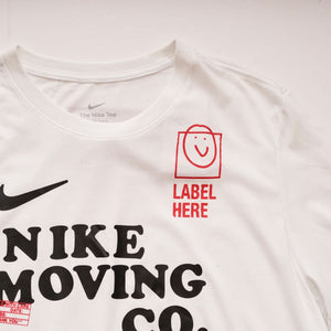 ナイキ ホワイト NIKE MOVING CO. ムーヴィング プリントTシャツ NIKE WHITE PRINT TEE MEN