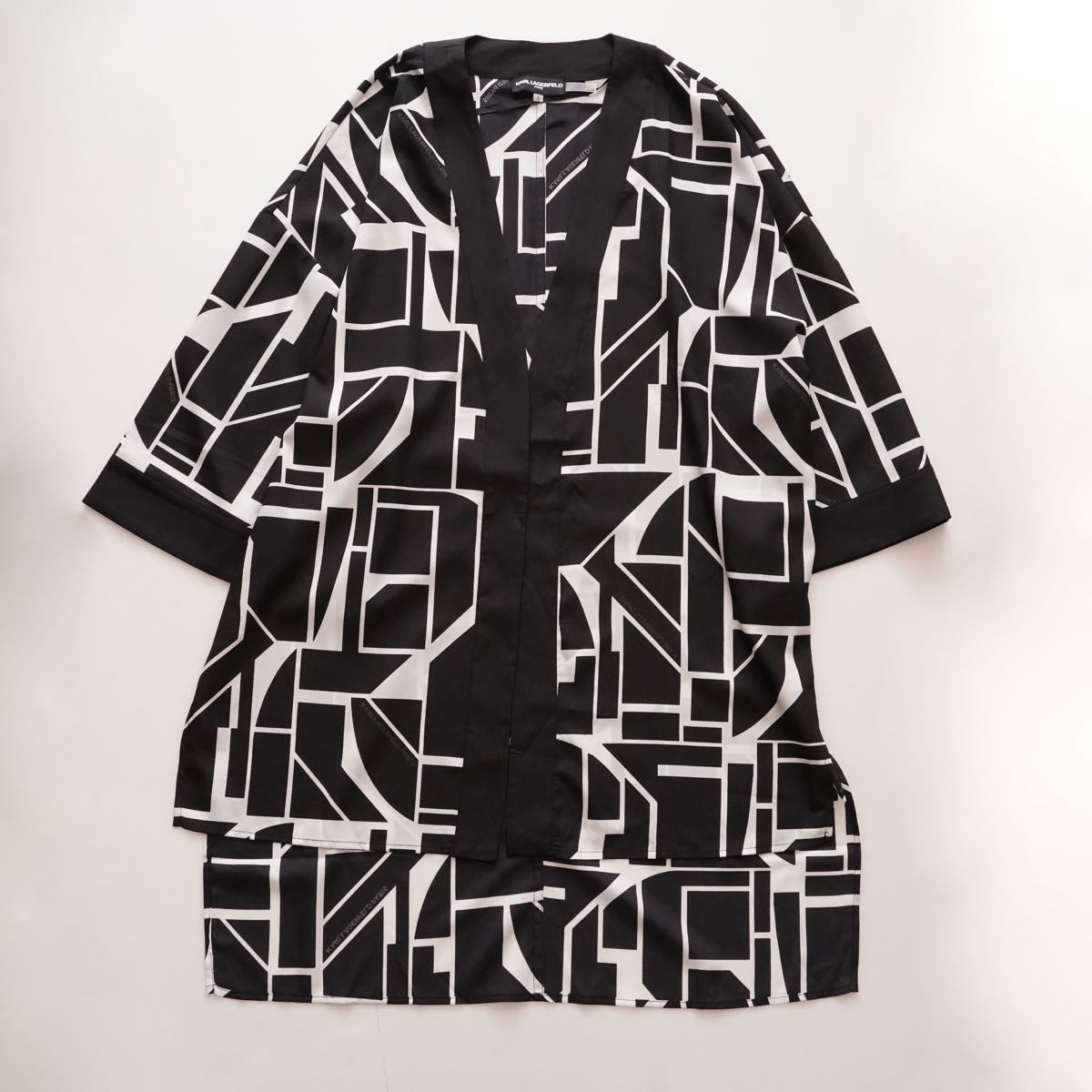 KARL LAGERFELD PARIS カールラガーフェルド ブラック×ホワイト グラフィックオープンフロントトップ  BLACK×WHITE GRAPHIC PRINT OPEN FRONT TOP WOMEN