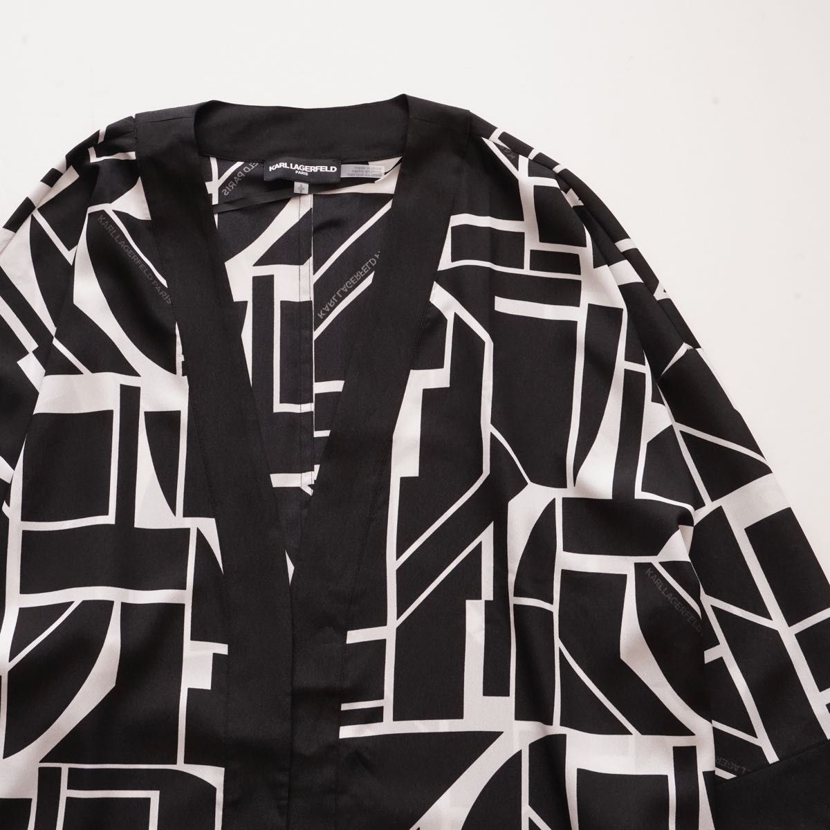KARL LAGERFELD PARIS カールラガーフェルド ブラック×ホワイト グラフィックオープンフロントトップ  BLACK×WHITE GRAPHIC PRINT OPEN FRONT TOP WOMEN