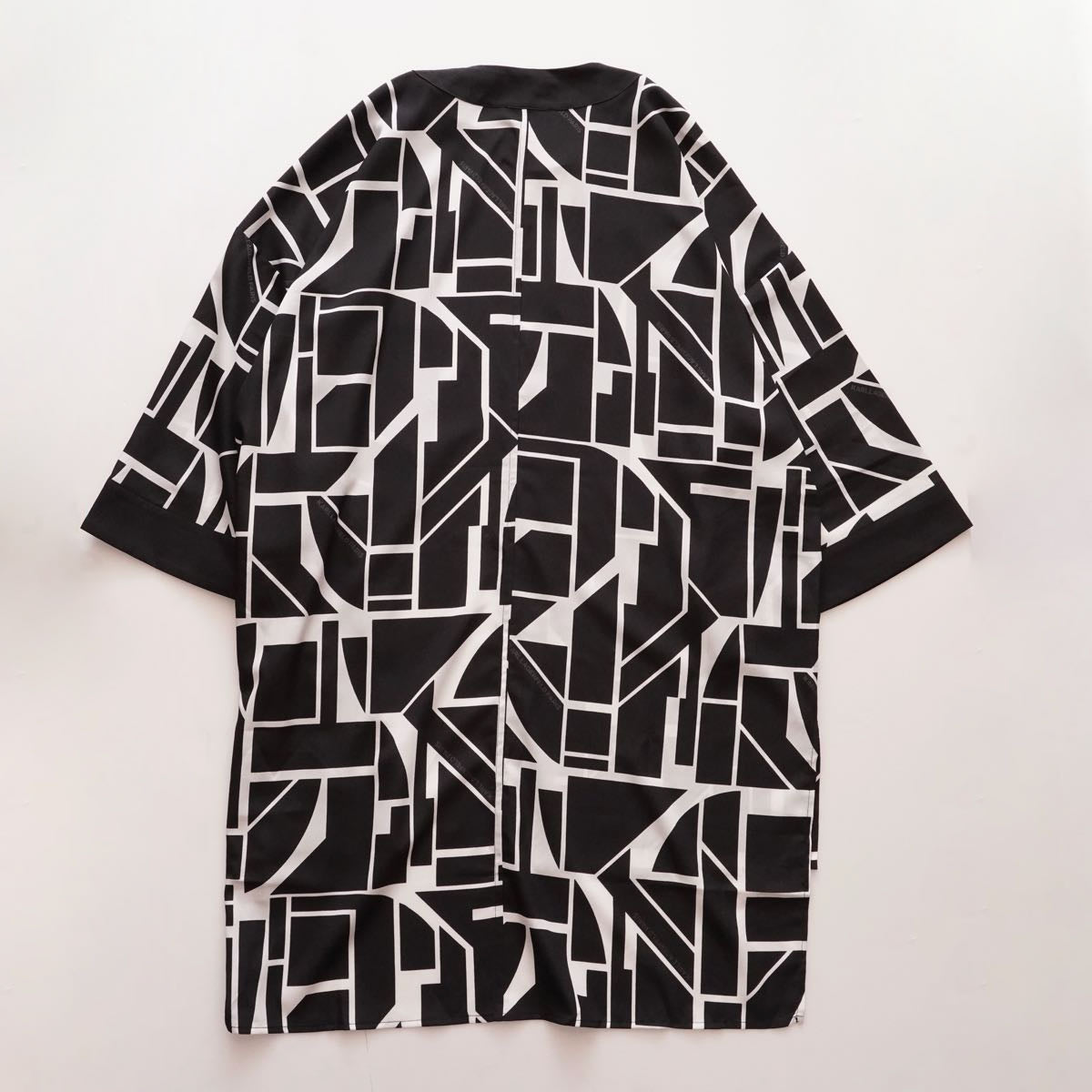 KARL LAGERFELD PARIS カールラガーフェルド ブラック×ホワイト グラフィックオープンフロントトップ  BLACK×WHITE GRAPHIC PRINT OPEN FRONT TOP WOMEN
