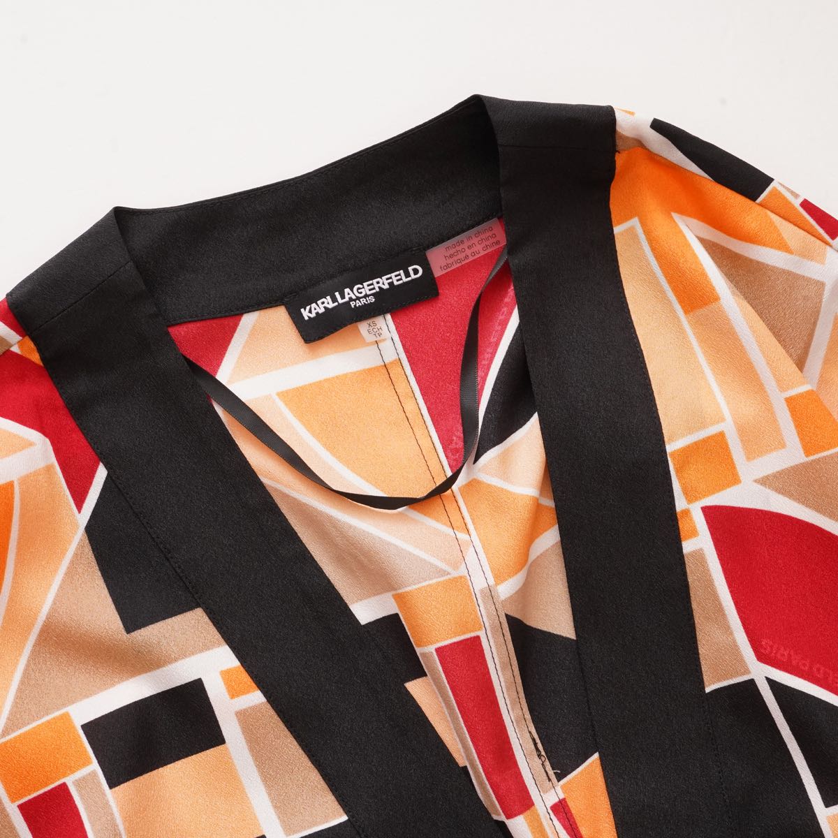 KARL LAGERFELD PARIS カールラガーフェルド マルチカラー グラフィックオープンフロントトップ  MULTI GRAPHIC PRINT OPEN FRONT TOP WOMEN