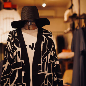 KARL LAGERFELD PARIS カールラガーフェルド ブラック×ホワイト グラフィックオープンフロントトップ  BLACK×WHITE GRAPHIC PRINT OPEN FRONT TOP WOMEN
