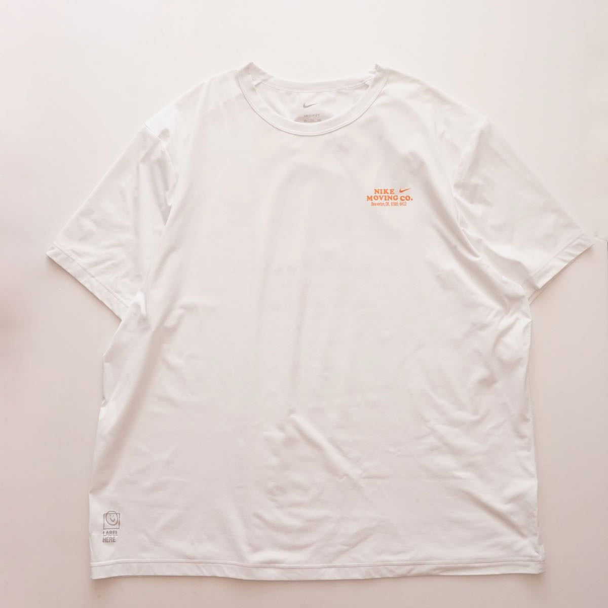 ナイキ ホワイト NIKE MOVING CO.  UV UPF 40+ & DRI-FIT UVカット＆ドライフィット ムーヴィング プリントTシャツ NIKE WHITE PRINT TEE MEN