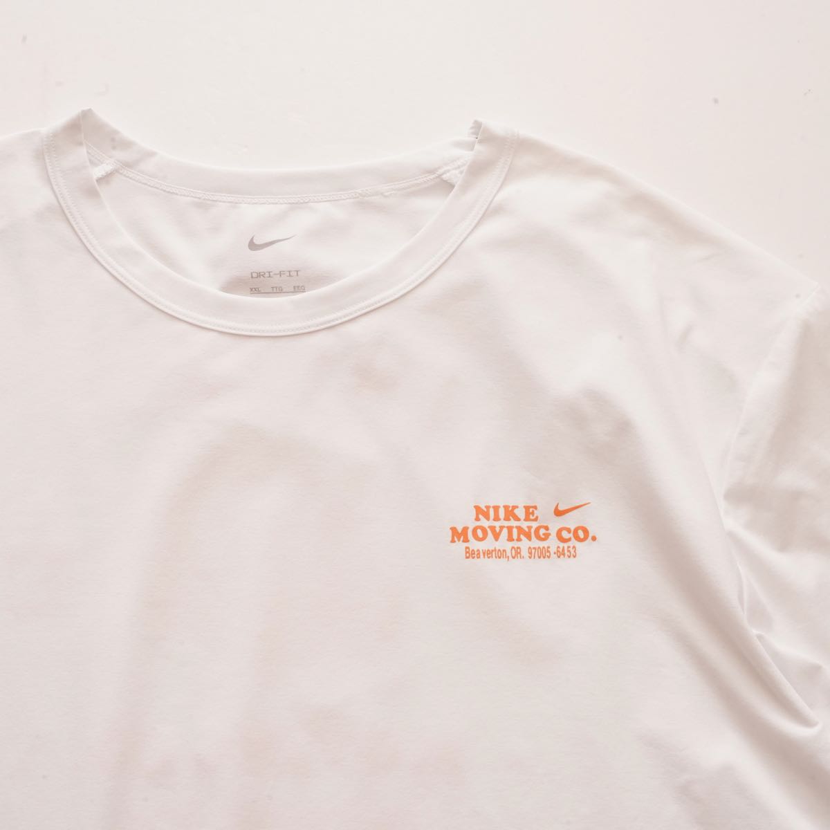ナイキ ホワイト NIKE MOVING CO.  UV UPF 40+ & DRI-FIT UVカット＆ドライフィット ムーヴィング プリントTシャツ NIKE WHITE PRINT TEE MEN