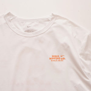 ナイキ ホワイト NIKE MOVING CO.  UV UPF 40+ & DRI-FIT UVカット＆ドライフィット ムーヴィング プリントTシャツ NIKE WHITE PRINT TEE MEN
