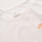 画像をギャラリービューアに読み込む, ナイキ ホワイト NIKE MOVING CO.  UV UPF 40+ &amp; DRI-FIT UVカット＆ドライフィット ムーヴィング プリントTシャツ NIKE WHITE PRINT TEE MEN
