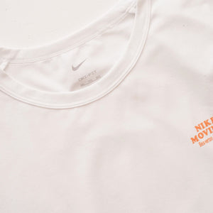 ナイキ ホワイト NIKE MOVING CO.  UV UPF 40+ & DRI-FIT UVカット＆ドライフィット ムーヴィング プリントTシャツ NIKE WHITE PRINT TEE MEN