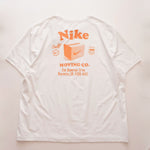 画像をギャラリービューアに読み込む, ナイキ ホワイト NIKE MOVING CO.  UV UPF 40+ &amp; DRI-FIT UVカット＆ドライフィット ムーヴィング プリントTシャツ NIKE WHITE PRINT TEE MEN
