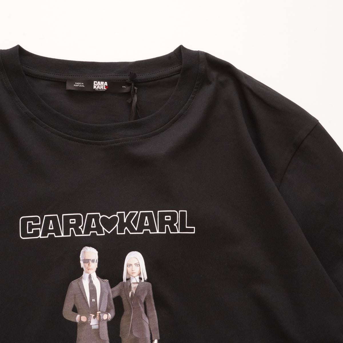 KARL LAGERFELD PARIS カールラガーフェルド パリ ブラック カーラ ラブスカール プリント Tシャツ BLACK CARA LOVES KARL PRINT TEE FOR ALL GENDERS