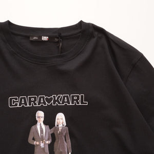 KARL LAGERFELD PARIS カールラガーフェルド パリ ブラック カーラ ラブスカール プリント Tシャツ BLACK CARA LOVES KARL PRINT TEE FOR ALL GENDERS