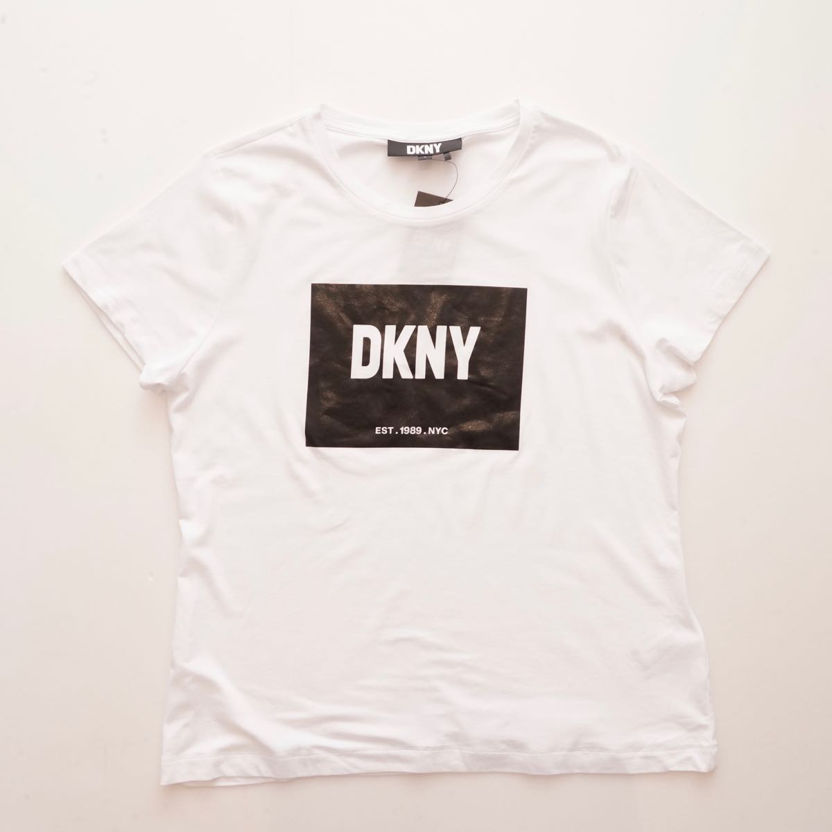 DKNY ダナキャランニューヨーク ホワイト スクエアロゴ プリント Tシャツ WHITE SQUARE LOGO PRINT TEE WOMEN