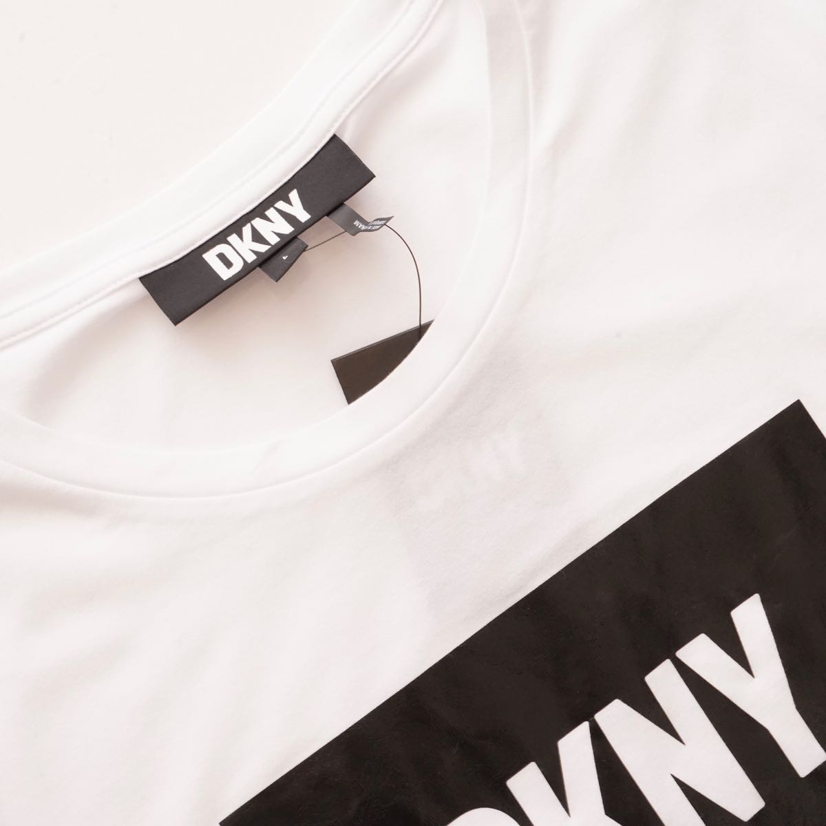 DKNY ダナキャランニューヨーク ホワイト スクエアロゴ プリント Tシャツ WHITE SQUARE LOGO PRINT TEE WOMEN