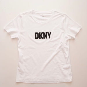 DKNY ダナキャランニューヨーク ホワイト ロゴ 刺繍 Tシャツ WHITE LOGO TEE WOMEN