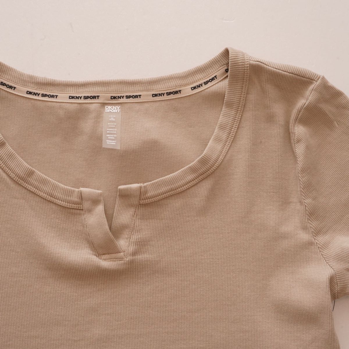DKNY SPORT ダナキャランニューヨークスポーツ カーキベージュ クロップド ノッチネック Tシャツ KHAKI-BEIGE CROPPED NOTCH NECK TEE TEE WOMEN