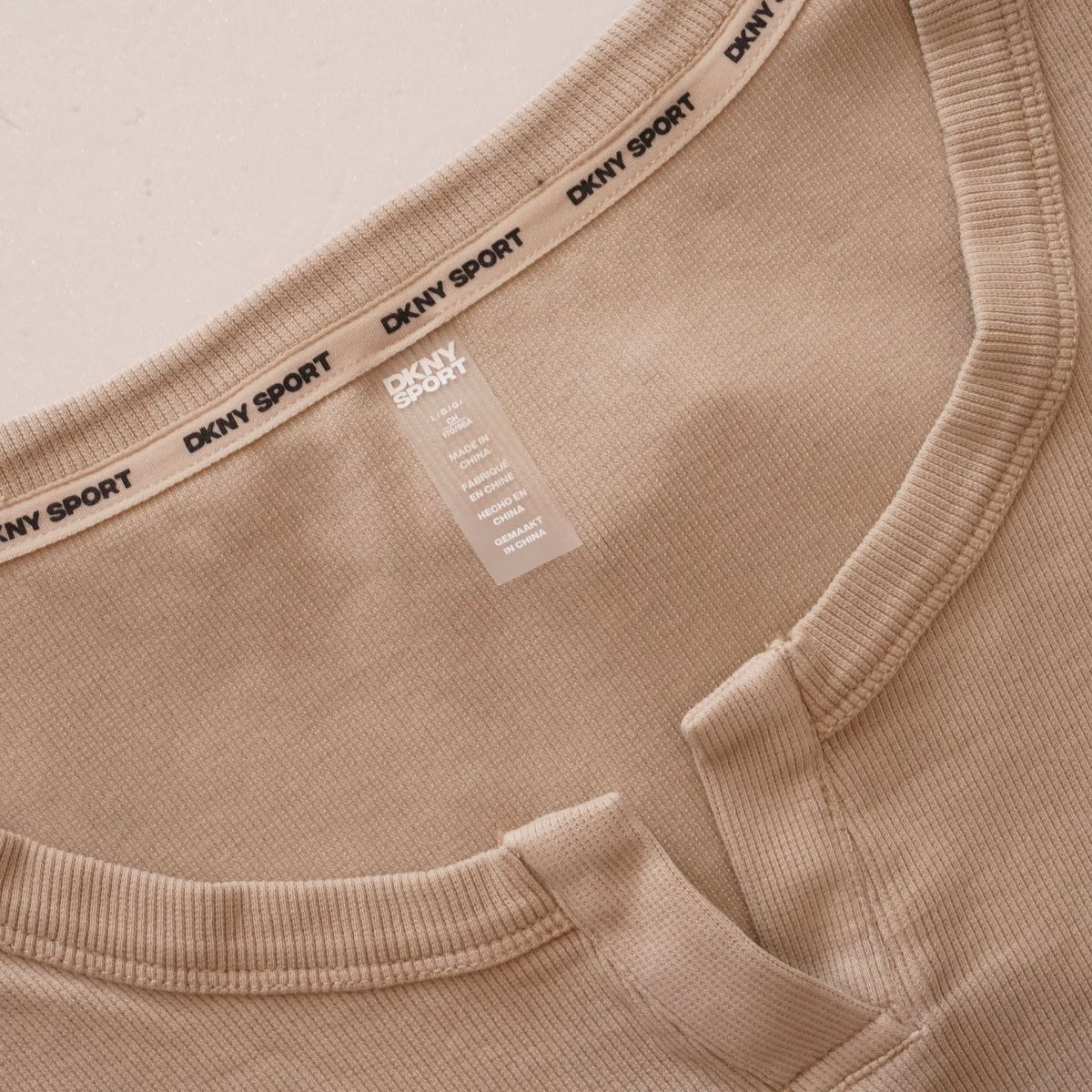 DKNY SPORT ダナキャランニューヨークスポーツ カーキベージュ クロップド ノッチネック Tシャツ KHAKI-BEIGE CROPPED NOTCH NECK TEE TEE WOMEN