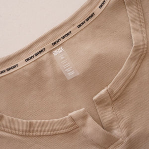 DKNY SPORT ダナキャランニューヨークスポーツ カーキベージュ クロップド ノッチネック Tシャツ KHAKI-BEIGE CROPPED NOTCH NECK TEE TEE WOMEN