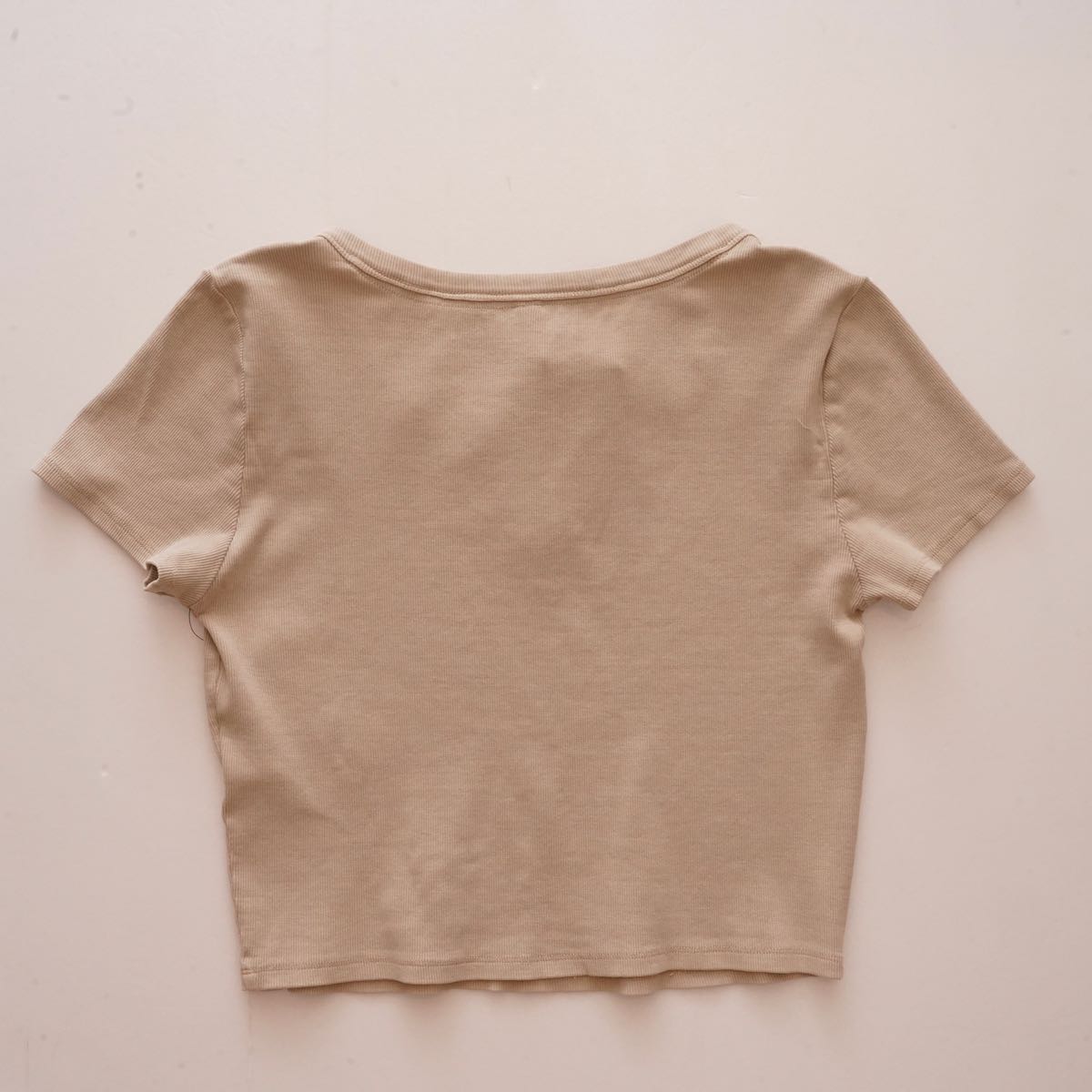 DKNY SPORT ダナキャランニューヨークスポーツ カーキベージュ クロップド ノッチネック Tシャツ KHAKI-BEIGE CROPPED NOTCH NECK TEE TEE WOMEN