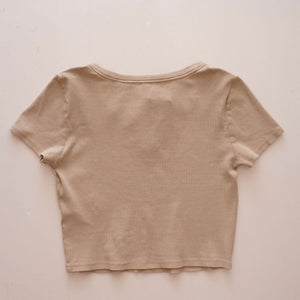 DKNY SPORT ダナキャランニューヨークスポーツ カーキベージュ クロップド ノッチネック Tシャツ KHAKI-BEIGE CROPPED NOTCH NECK TEE TEE WOMEN