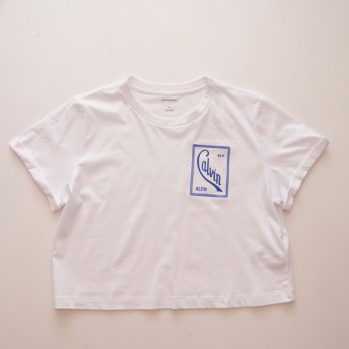 CK NY カルバンクラインジーンズ ニューヨーク ホワイト 半袖 プリント＆刺繍入り クロップド ロゴ Tシャツ  CALVIN KLEIN JEANS NEW YORK WHITE S/S LOGO TEE T-SHIRT WOMENS