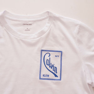 CK NY カルバンクラインジーンズ ニューヨーク ホワイト 半袖 プリント＆刺繍入り クロップド ロゴ Tシャツ  CALVIN KLEIN JEANS NEW YORK WHITE S/S LOGO TEE T-SHIRT WOMENS