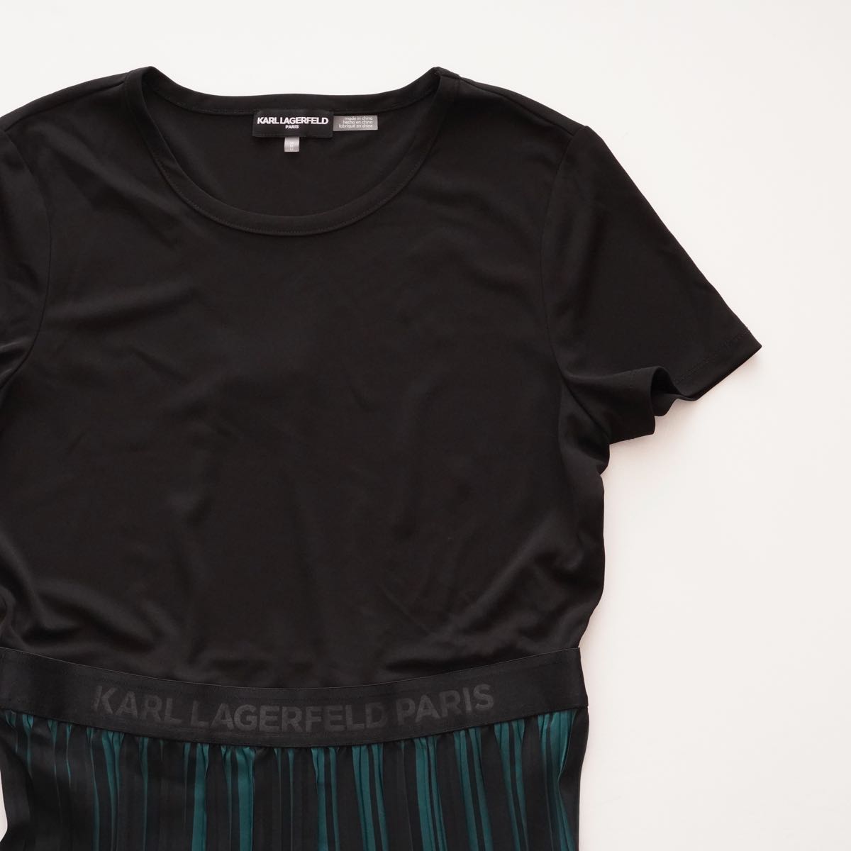KARL LAGERFELD PARIS カールラガーフェルド ブラック×グリーン プリーツワンピース ドレス ショートスリーブ タイベルトワンピース ドレス BLACK SHORT-SLEEVE PLEATS DRESS WOMEN