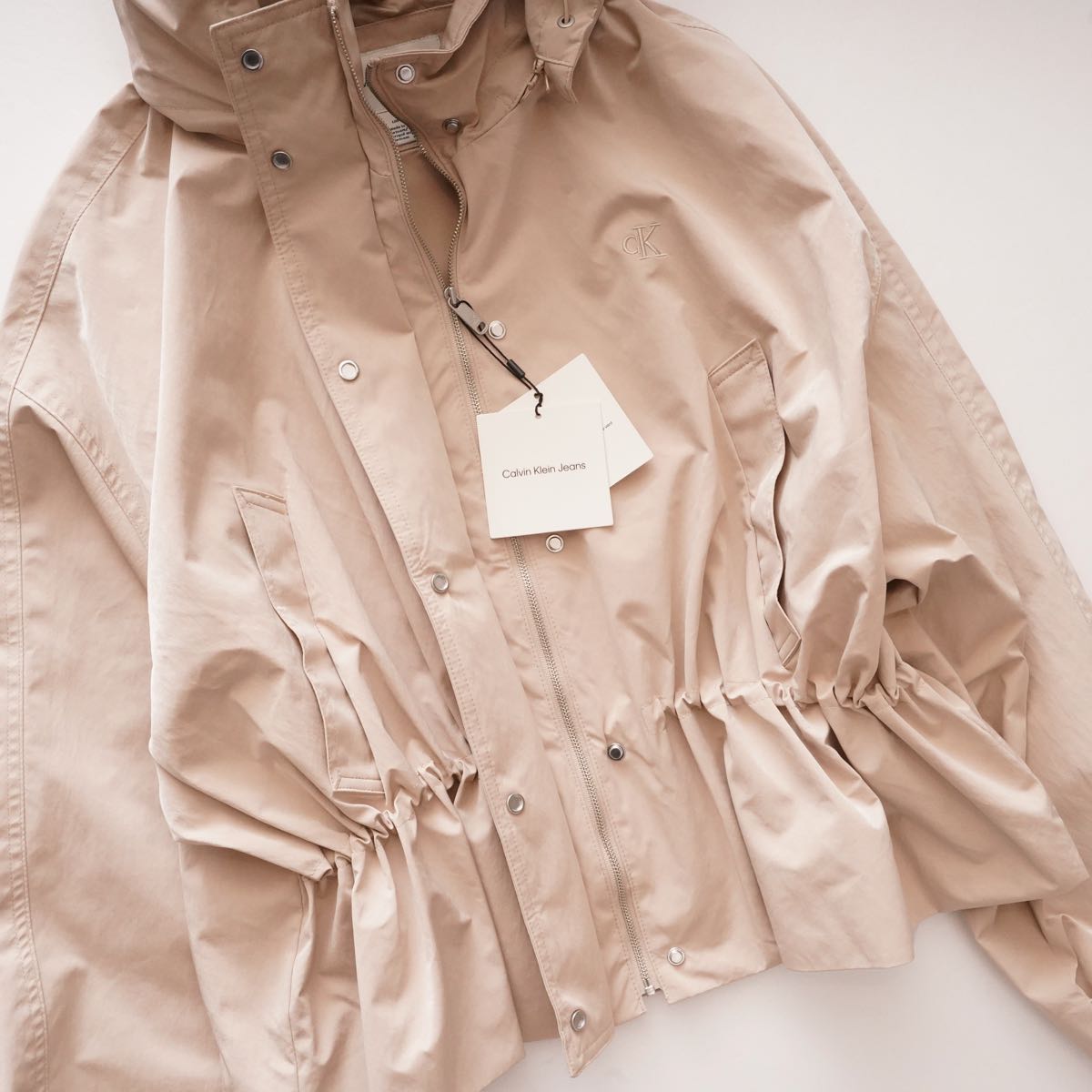 CK カルバンクライン ジーンズ ベージュ フード付き ピーチタッチ ショート丈 ジャケット CALVIN KLEIN JEANS BEIGE PEACH TOUCH SHORT JACKET WOMENS