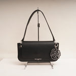 画像をギャラリービューアに読み込む, KARL LAGERFELD PARIS カールラガーフェルド ブラック レザー ローズ＆ロゴチャーム付き ショルダー バッグ BLACK LEATHER ROSE &amp; LOGO CHARM SHOULDER BAG
