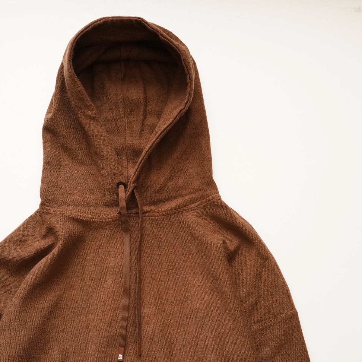 MAGNLENS マグレンズ ブラウン 表裏切り替え エンボスワンポイント フーディ パーカー BROWN HOODIE
